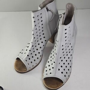 Toms Womens White Perforated Leather Peep Toe Ankle Boots Heels Size 10